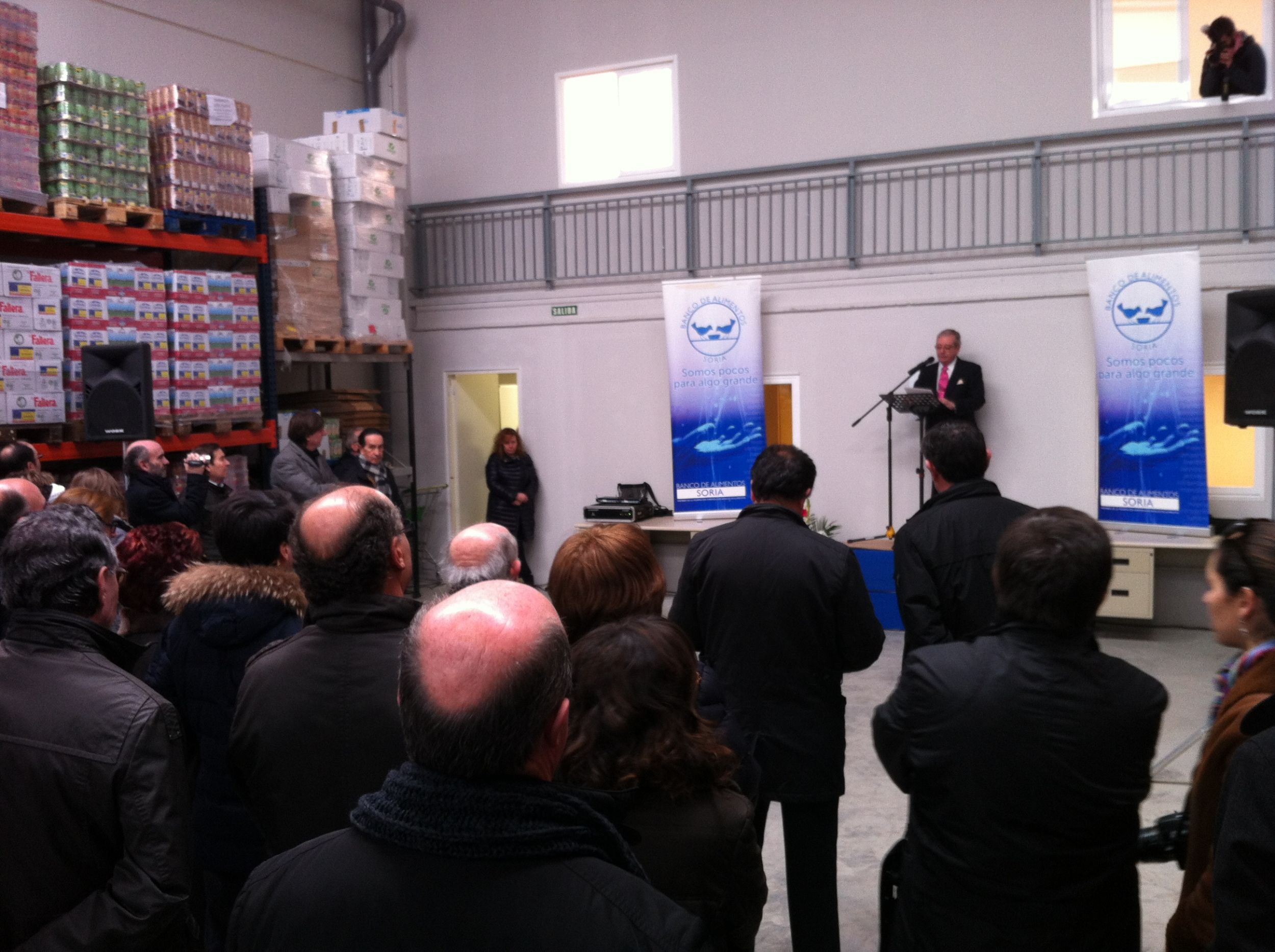 El Banco de los Alimentos inaugura su almacén en una de las naves municipales de Valcorba